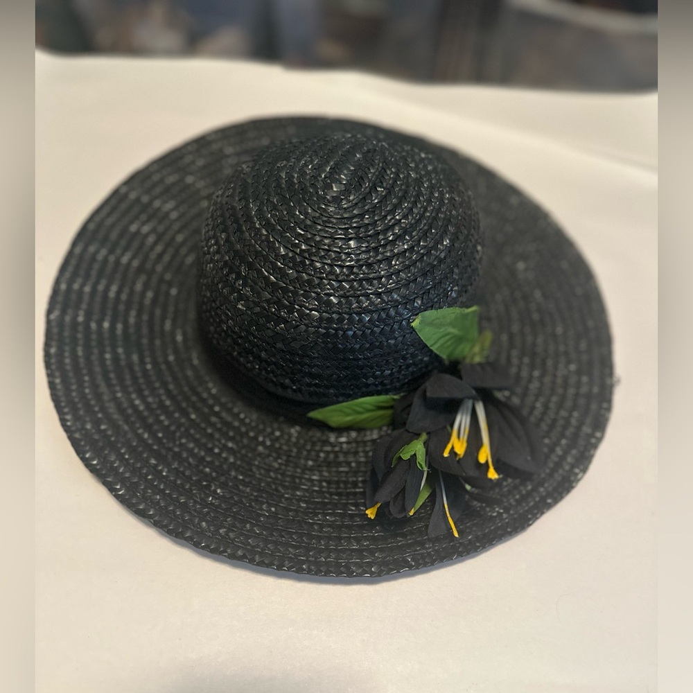 Black and Green Wide-Brimmed Sun Hat with Decorative Accent